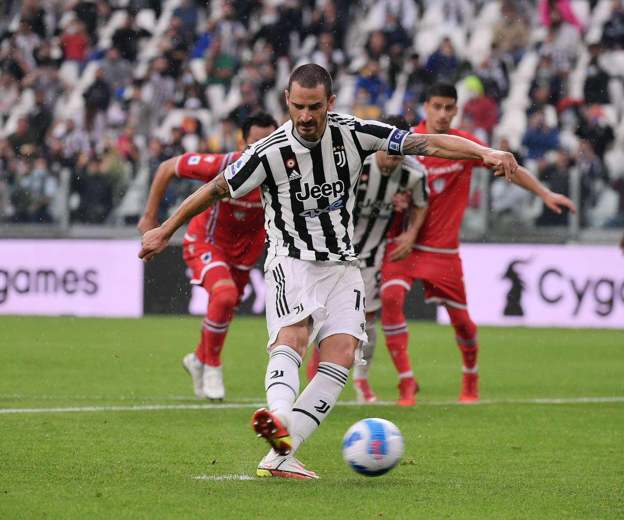 开云中国官方-败北首场状态出色，尤文图斯观众沸腾！，杜兰特重返赛场上演精彩一战-开云中国官方